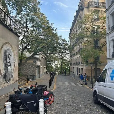 Trois Pieces Au Coeur De Montmartre * Paris