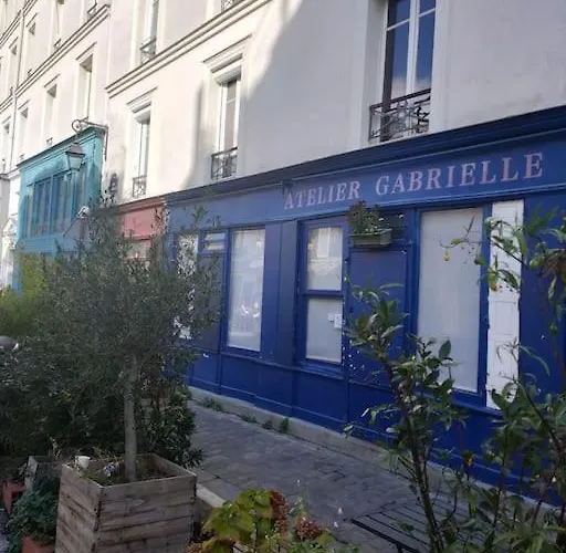 Trois Pieces Au Coeur De Montmartre * Paris