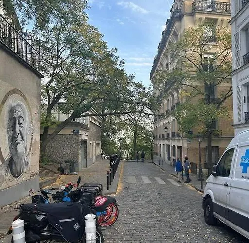 Trois Pieces Au Coeur De Montmartre * Paris